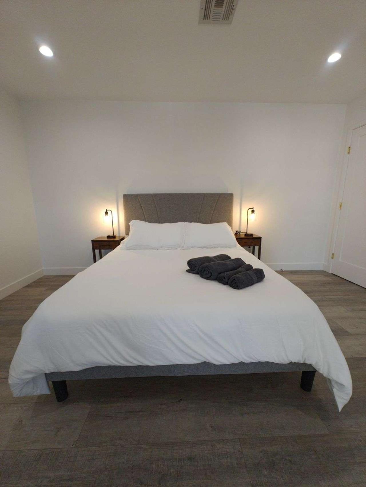 The Strip Is Just Around The Corner! Newly Renovated Luxury Modern Minimalist Villa With Large Pool! Las Vegas Exterior photo